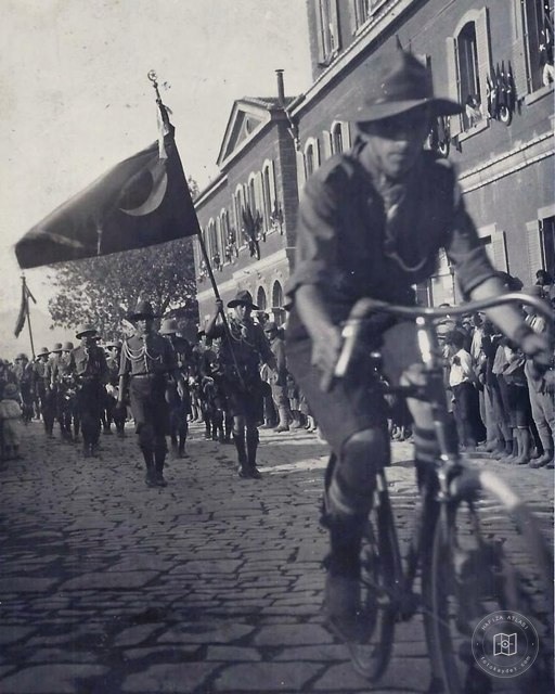 İzmir'in kurtuluş kutlamalarında izciler, 1927