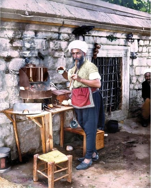 Duvar dibinde kahveci, 1880–1890