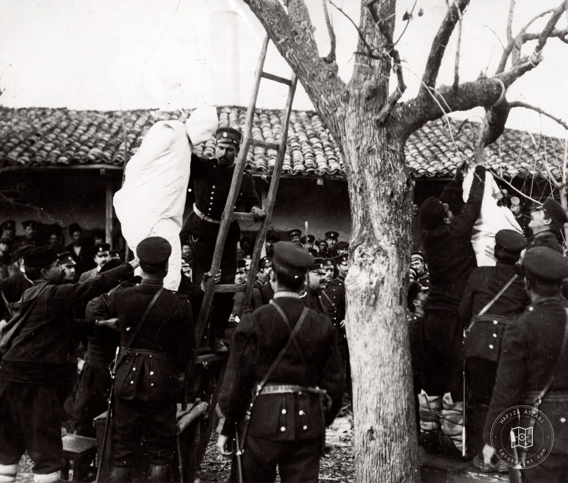 Svilengrad'da idam öncesi namaz kılan köylü, 1912
