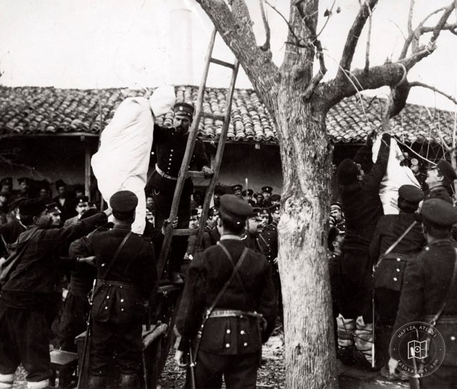 Svilengrad'da idam öncesi namaz kılan köylü, 1912