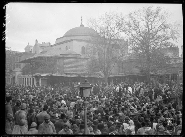 A demonstration outside Yeni Mosque, 1918