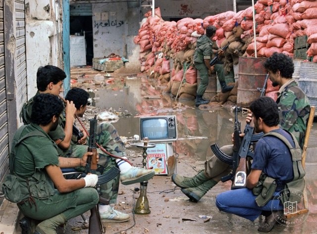Dünya Kupası maçını izleyen Emel milisleri, 1986