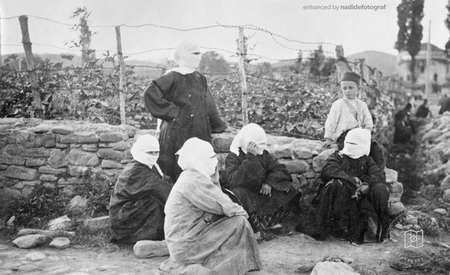 Turkish women waiting for aid in Thessaloniki, 1920