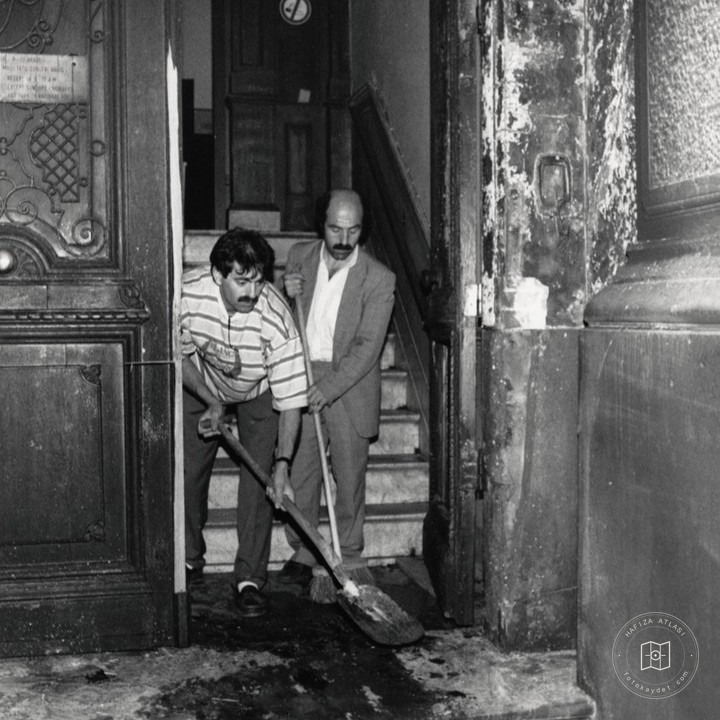 Rotterdam Türk Konsolosluğu'nda saldırı sonrası temizlik, 1990