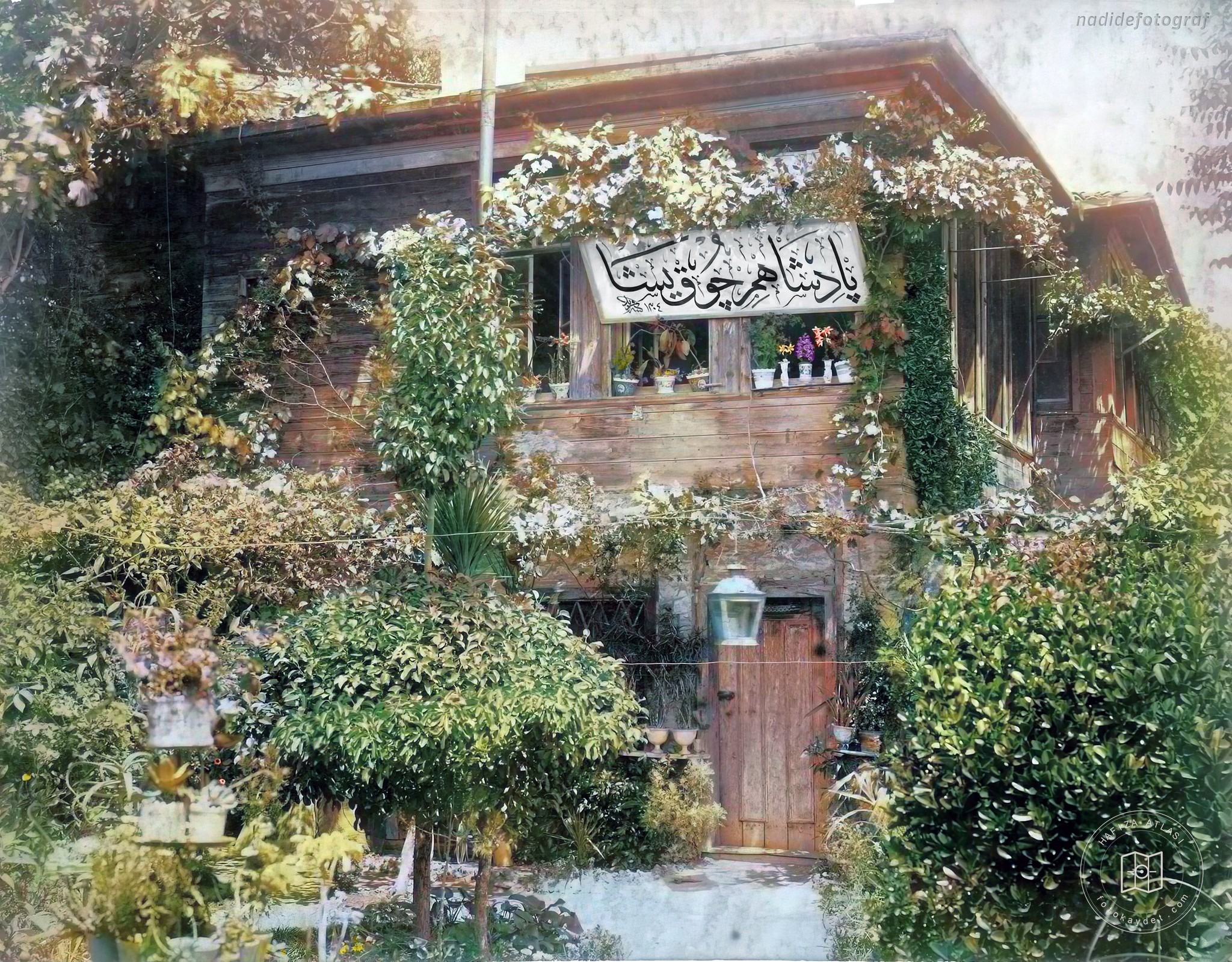 A wooden house displaying “Long live the Sultan”