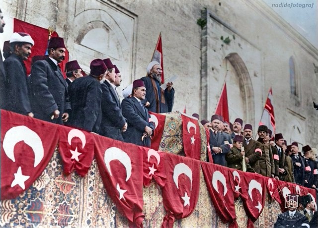Reading the declaration of jihad in the courtyard of Fatih Mosque
