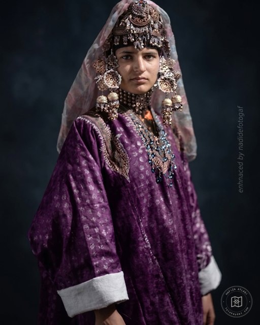Geleneksel kıyafetli Keşmirli kız, 1929