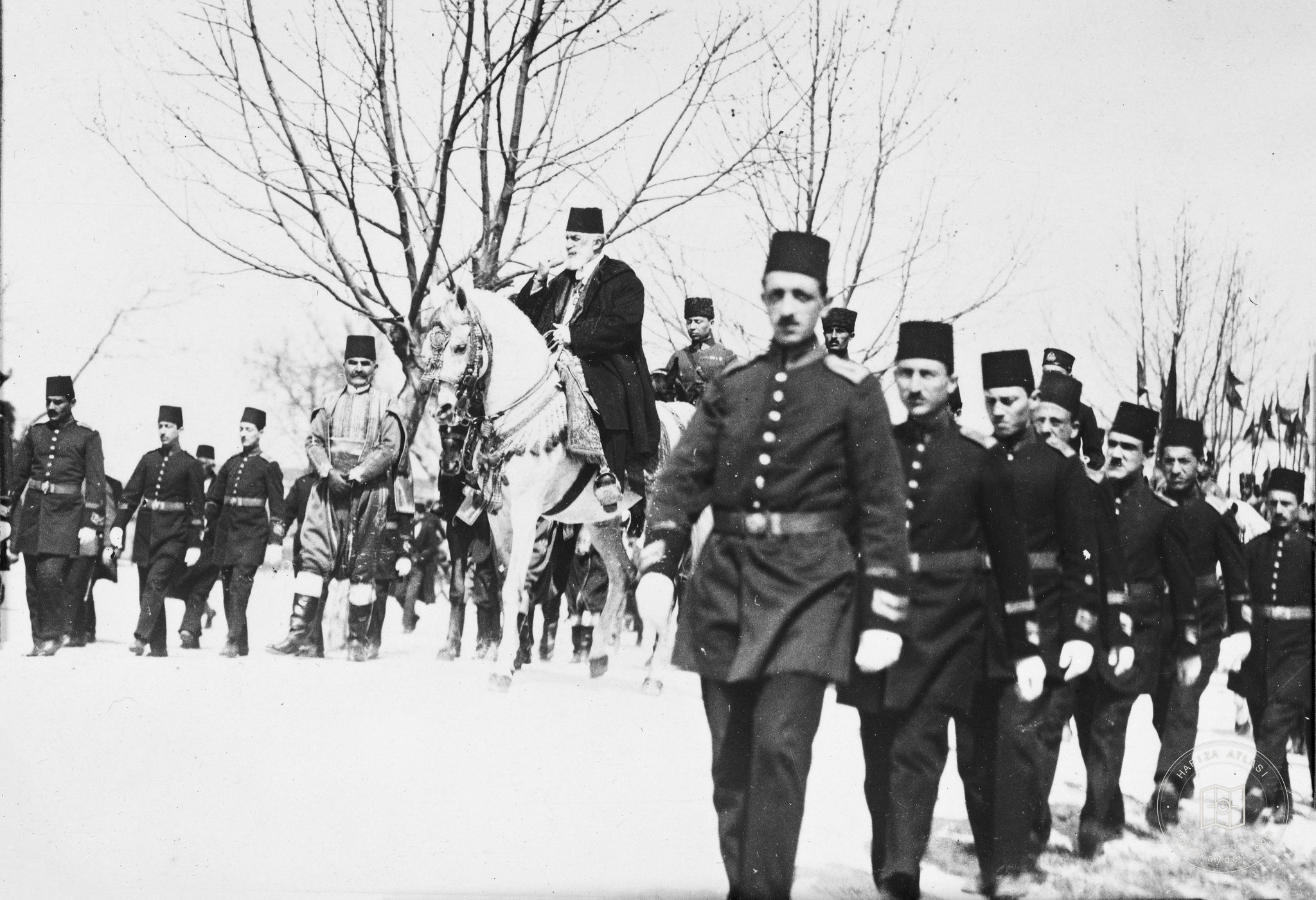 Abdülmecid Efendi at üzerinde halkı selamlarken