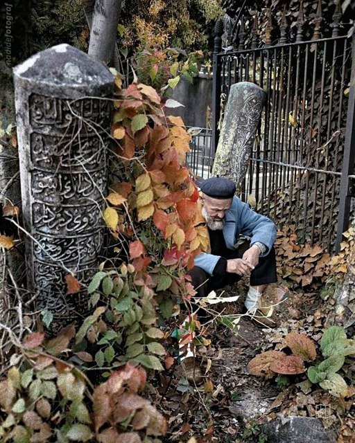 An elderly man in Merkezefendi Cemetery, 1962