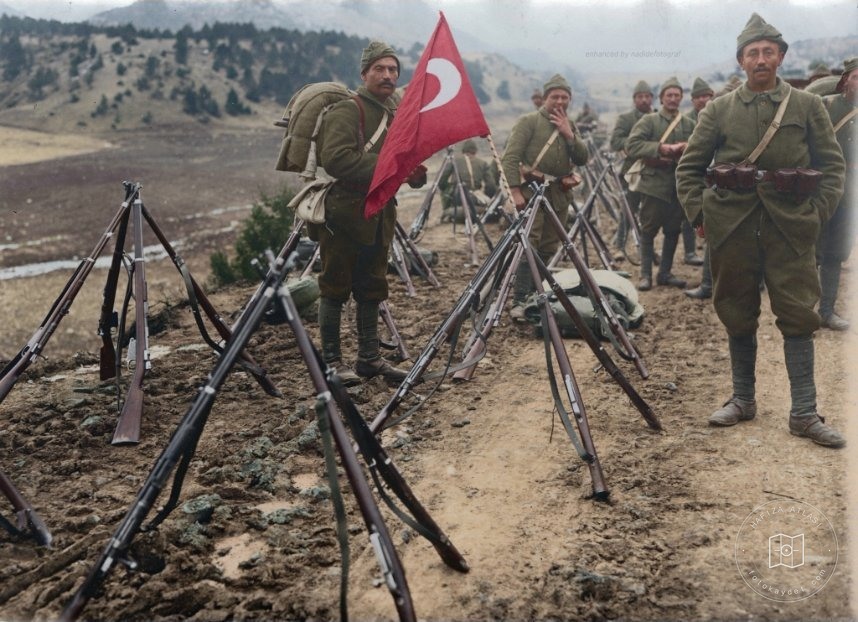 Bayrak altında dinlenen Türk birliği