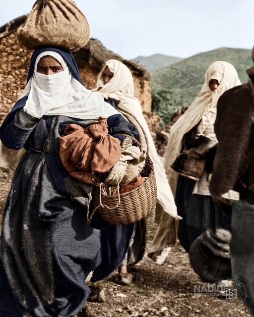 Civilians migrating from Macedonia toward Thessaloniki