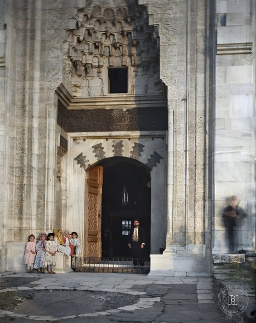 Girls at the entrance to Yeşil Mosque in Bursa, 1913