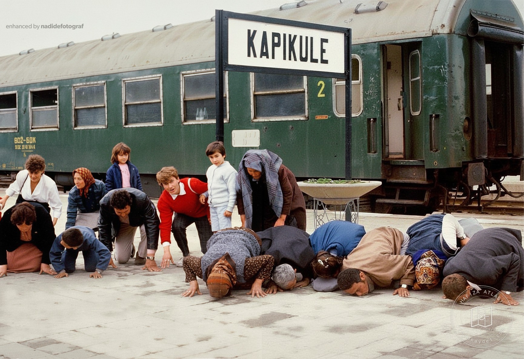 Migrants kissing the ground at Kapıkule, 1989
