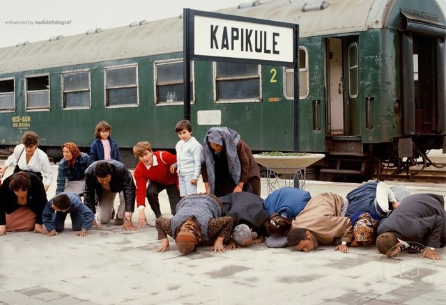 Migrants kissing the ground at Kapıkule, 1989