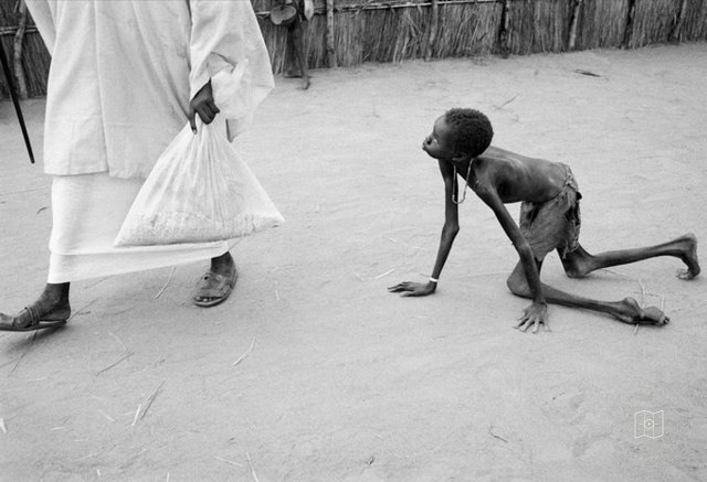 Famine and food aid in Ajiep, 1998