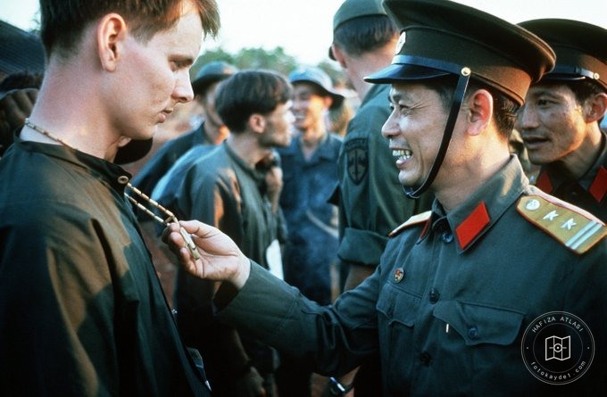 Vietnamlı subay ve Amerikalı savaş esiri, 1973
