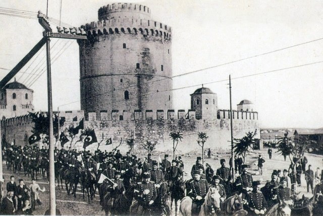 Ottoman troops outside the White Tower in Thessaloniki, 1908