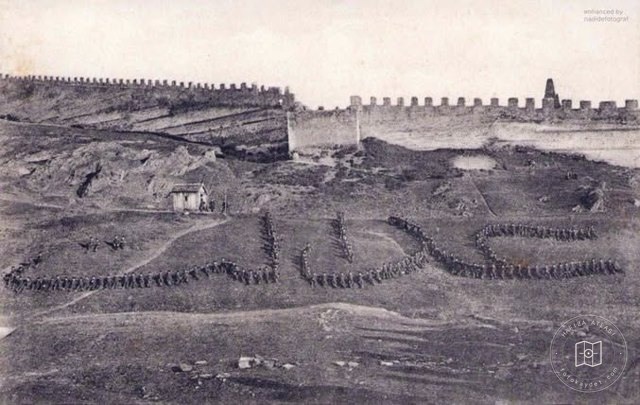 Halep Kalesi önünde askerî okul öğrencileri, yaklaşık 1910