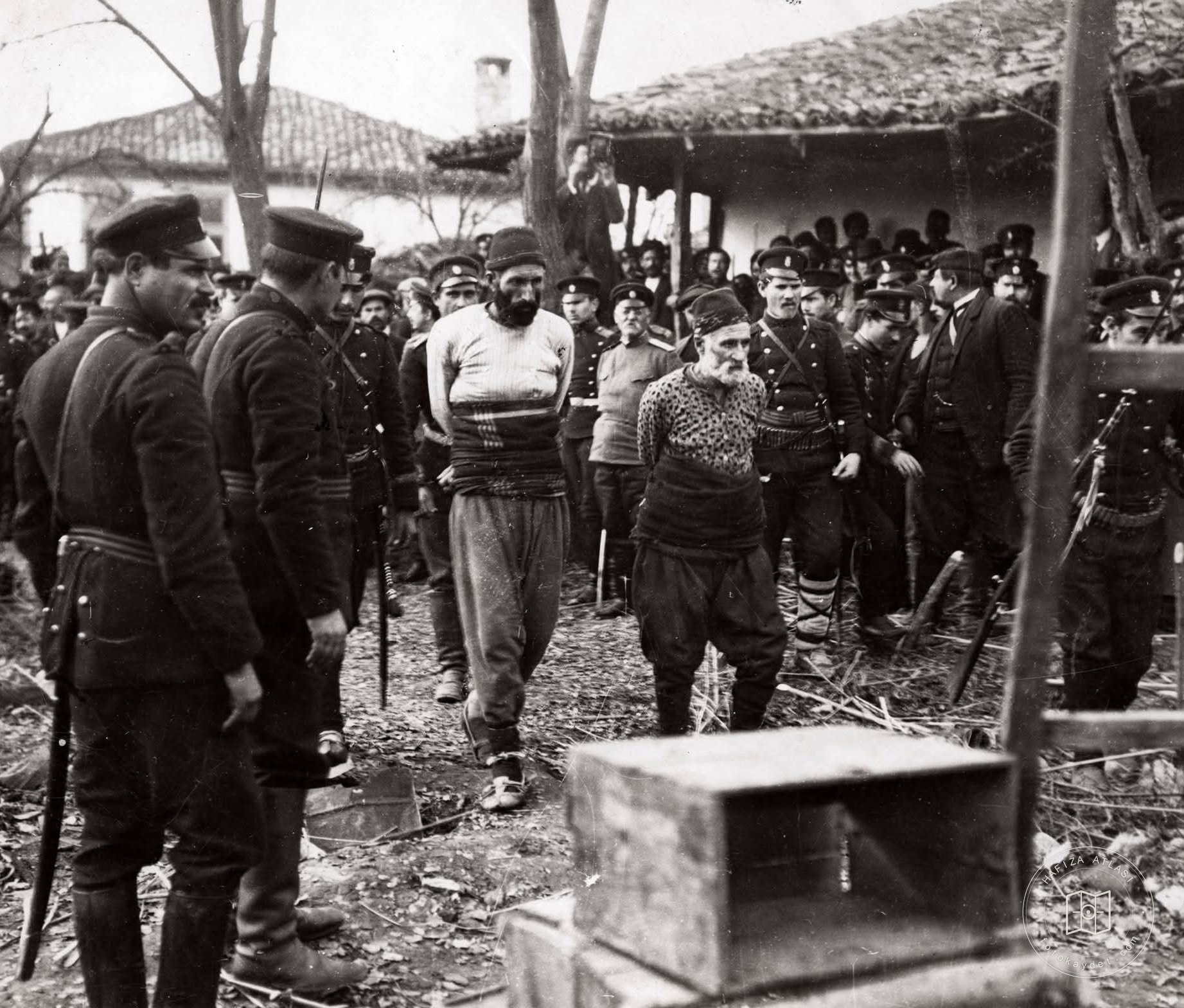 Svilengrad'da idam öncesi namaz kılan köylü, 1912