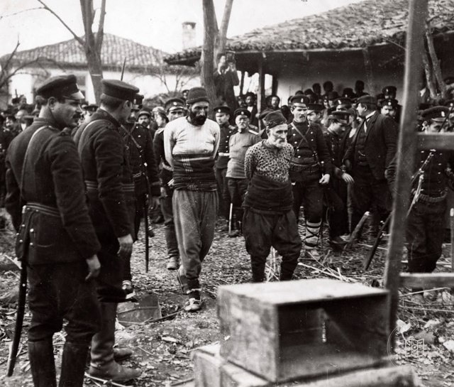 Svilengrad'da idam öncesi namaz kılan köylü, 1912