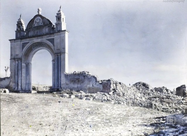 Women in Bilecik after the destruction by fire, 1922