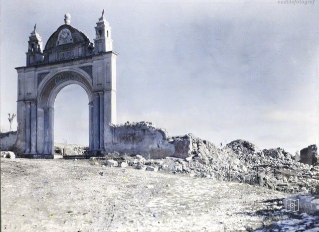 Women in Bilecik after the destruction by fire, 1922