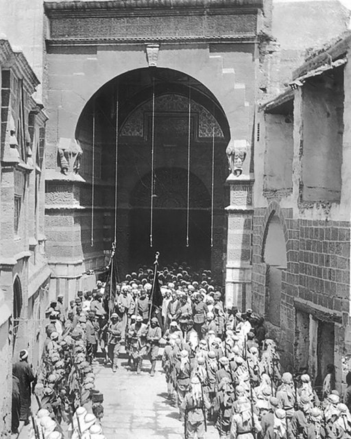 Fahreddin Pasha at the Bab al-Salam gate of the Prophet's Mosque