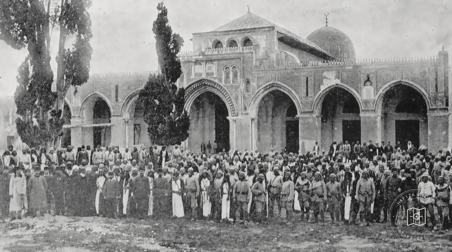 Ottoman soldiers at Al-Aqsa Mosque, 1915