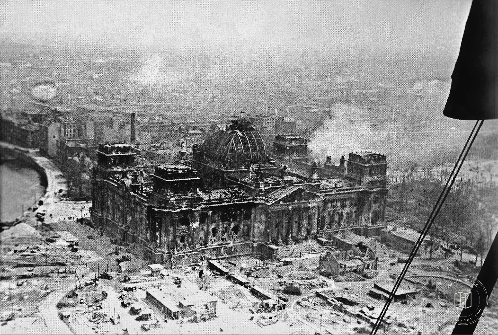 Savaş sonrası Reichstag'ın havadan görünümü, 1945