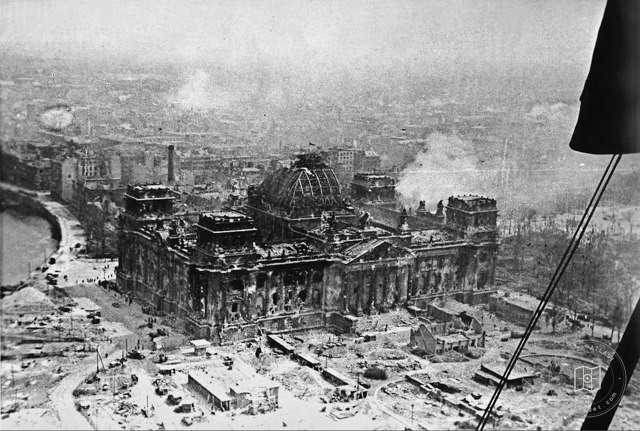 Savaş sonrası Reichstag'ın havadan görünümü, 1945