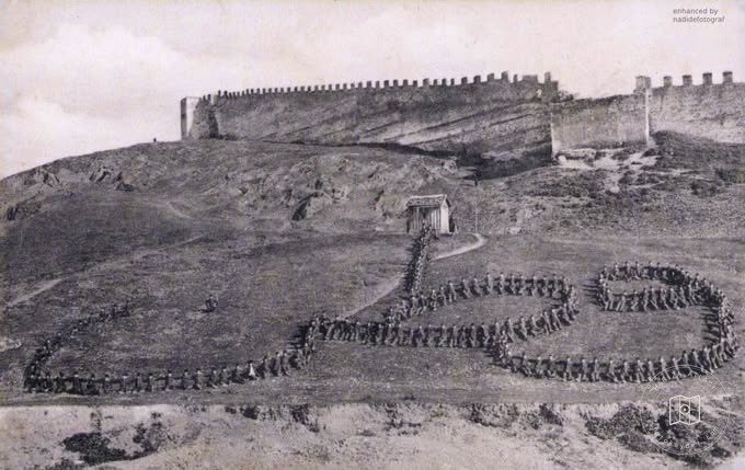 Halep Kalesi önünde askerî okul öğrencileri, yaklaşık 1910