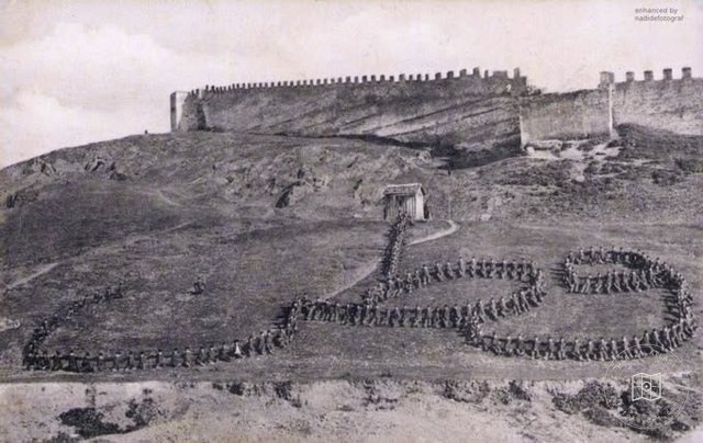 Halep Kalesi önünde askerî okul öğrencileri, yaklaşık 1910