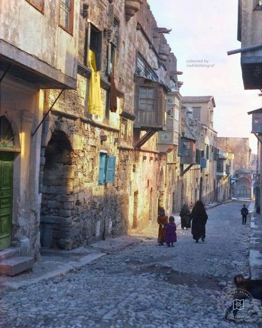 Rodos'ta ip atlayan Türk kız çocukları, 1908