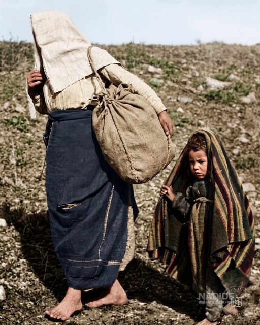 Civilians migrating from Macedonia toward Thessaloniki