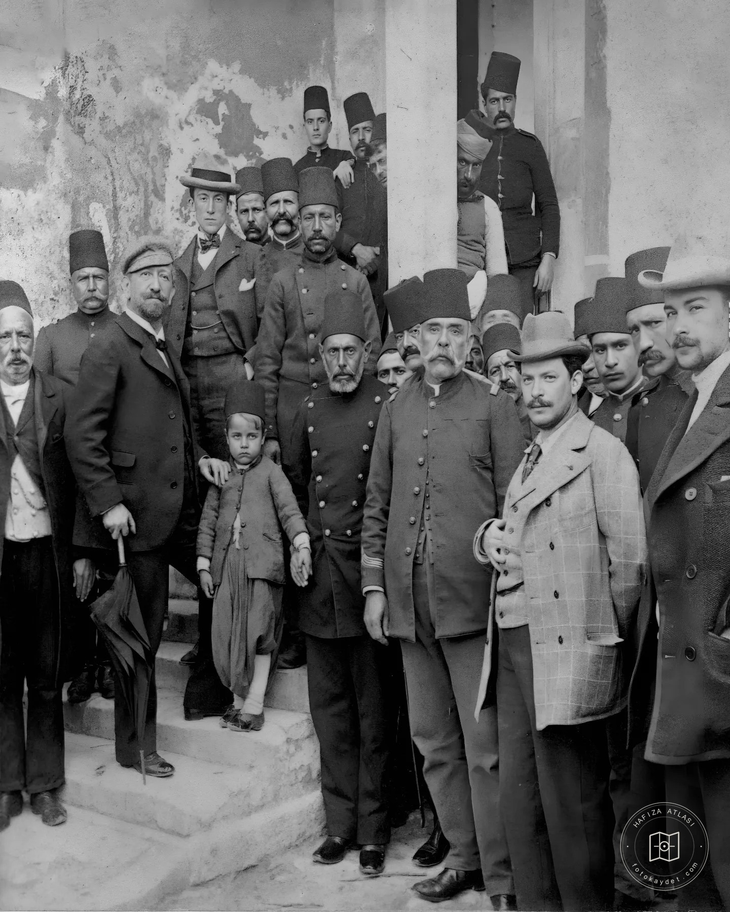 Kandiye'de çocuk, yetkililer ve basın mensupları, 1897