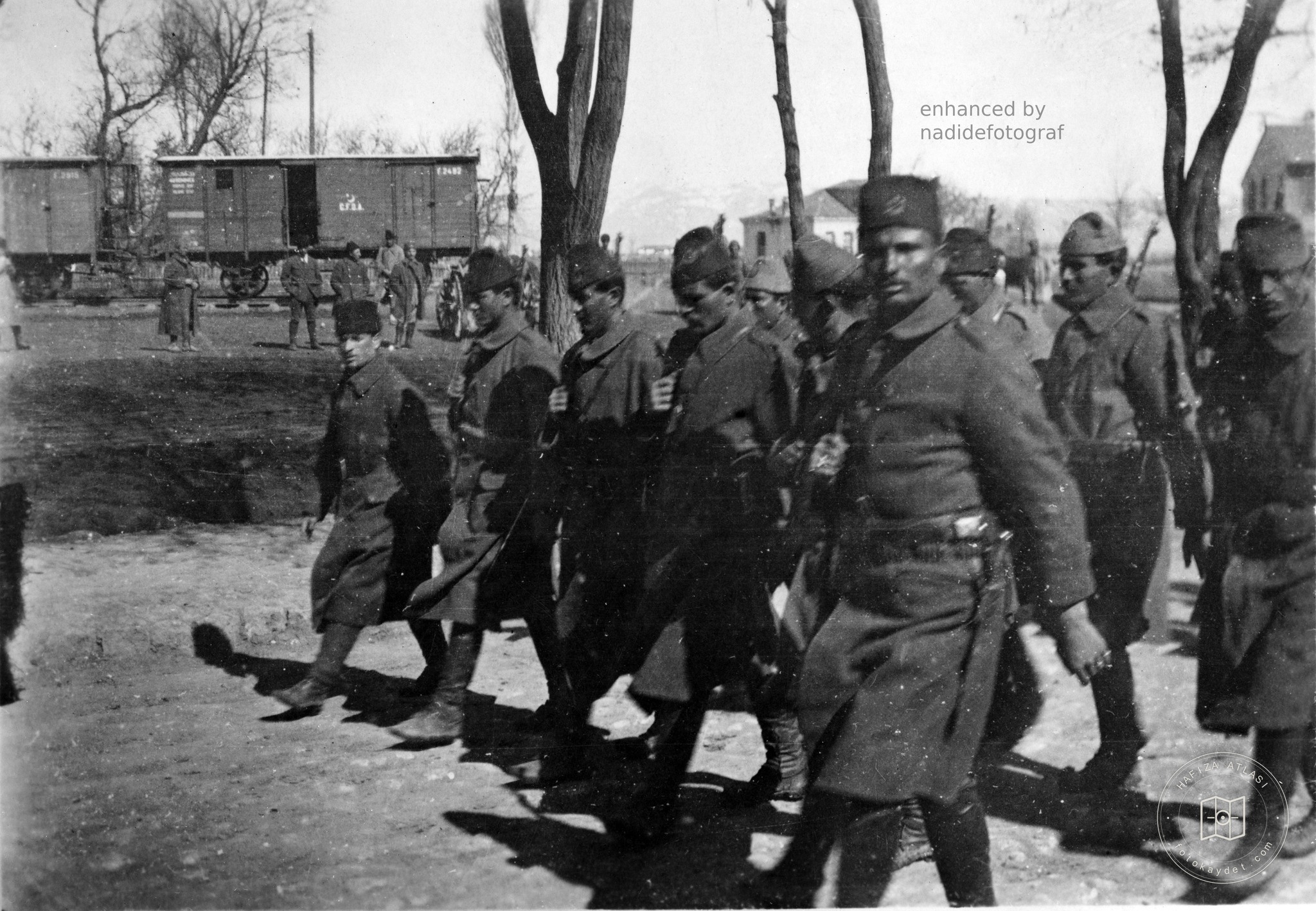 Eskişehir İstasyonu yakınında yürüyen Türk birlikleri, 1921