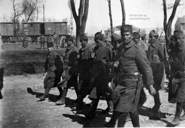 Eskişehir İstasyonu yakınında yürüyen Türk birlikleri, 1921