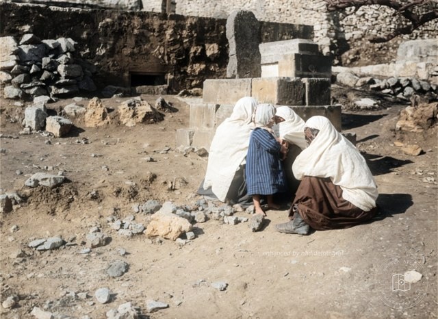 Women mourning at an Ottoman soldier's grave