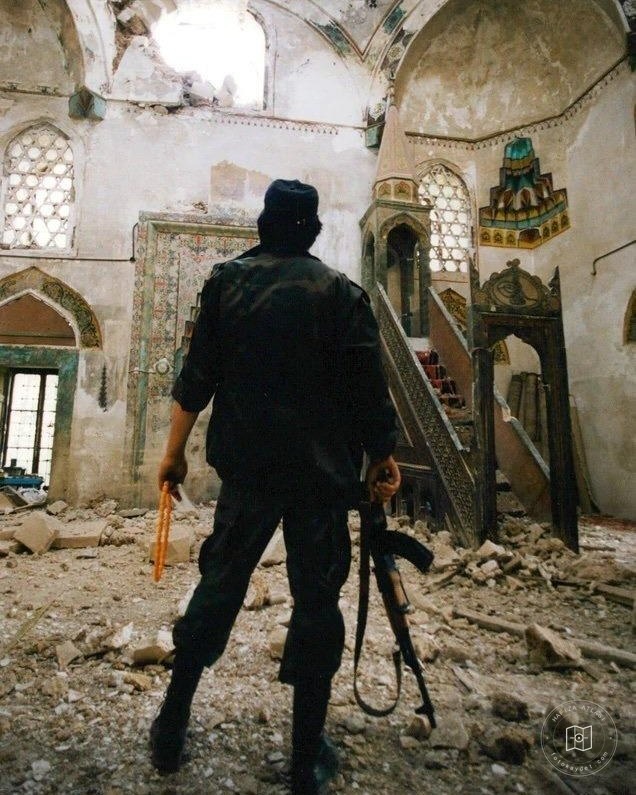 Karagöz Bey Camii'nde Boşnak asker, 1992
