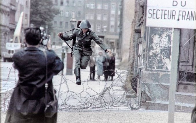 Conrad Schumann sınır tellerini aşarken, 1961