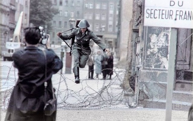 Conrad Schumann sınır tellerini aşarken, 1961
