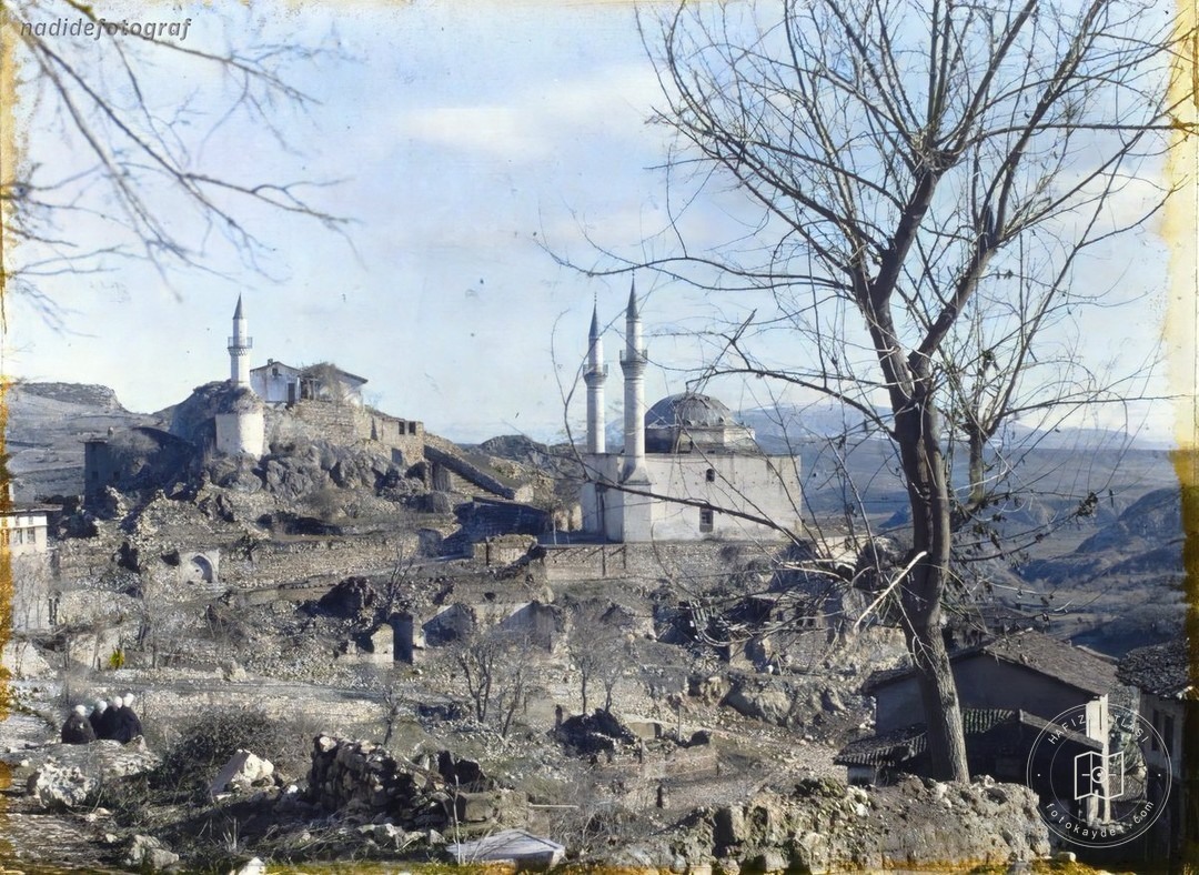 Women in Bilecik after the destruction by fire, 1922