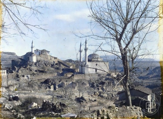 Women in Bilecik after the destruction by fire, 1922