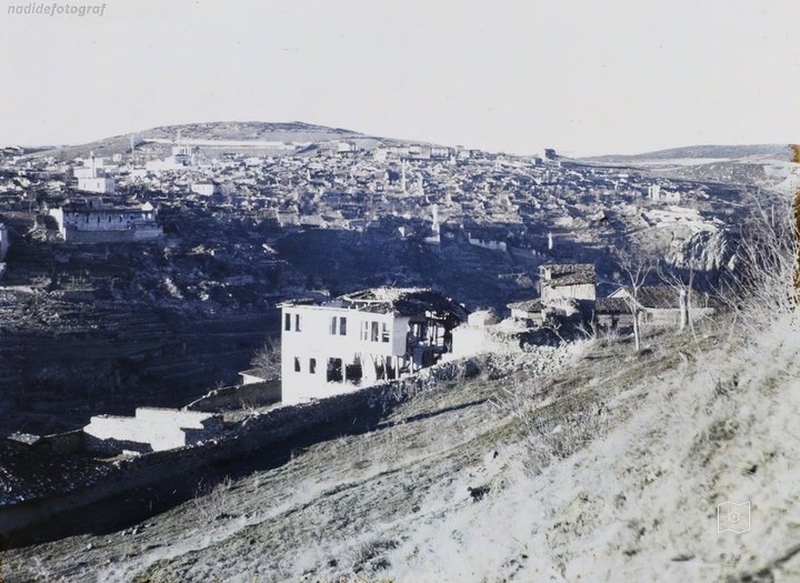 Women in Bilecik after the destruction by fire, 1922