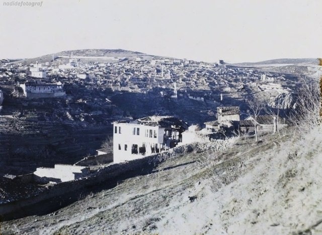 Women in Bilecik after the destruction by fire, 1922