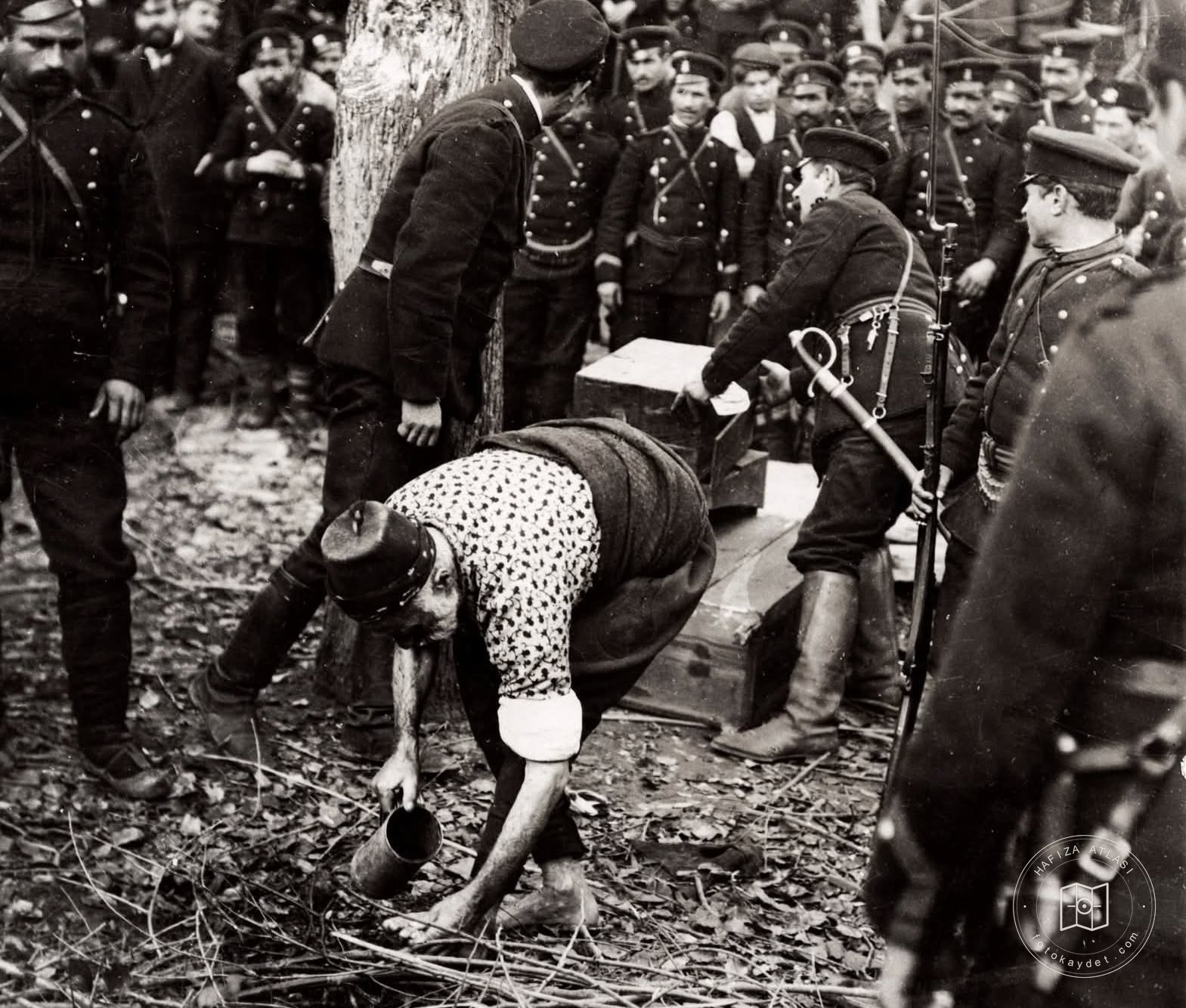 Svilengrad'da idam öncesi namaz kılan köylü, 1912