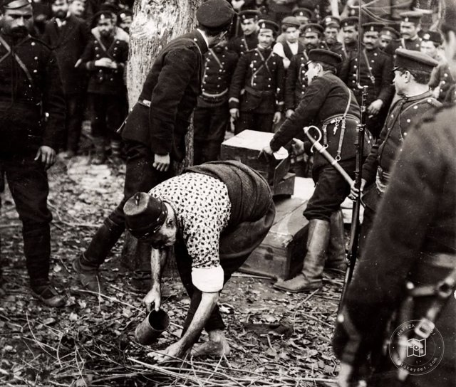 Svilengrad'da idam öncesi namaz kılan köylü, 1912