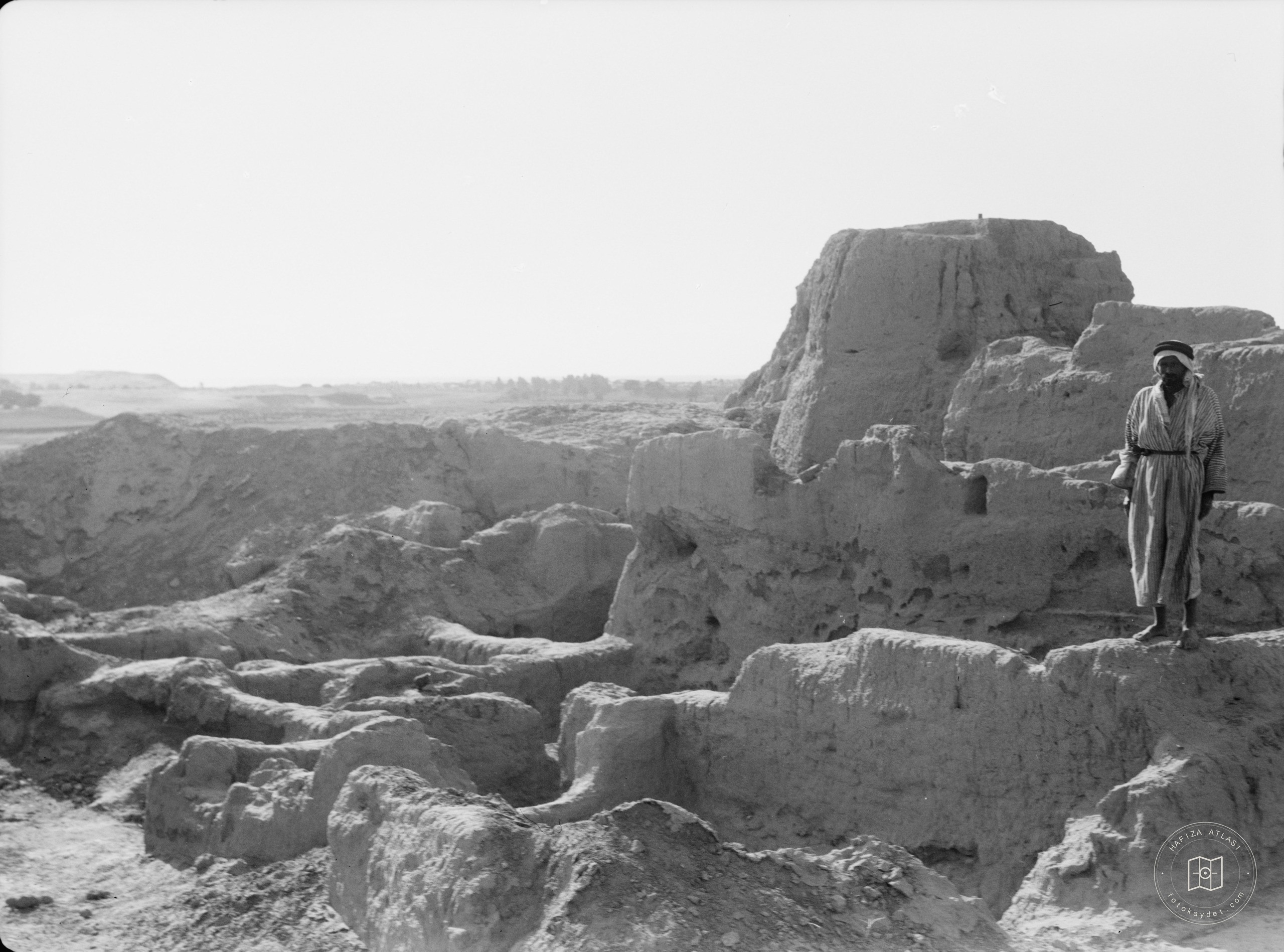 Excavations. Wady Ghazzeh (south of Gaza). Wady Ghazzeh mounds. Excavated area showing height of debris above ancient town