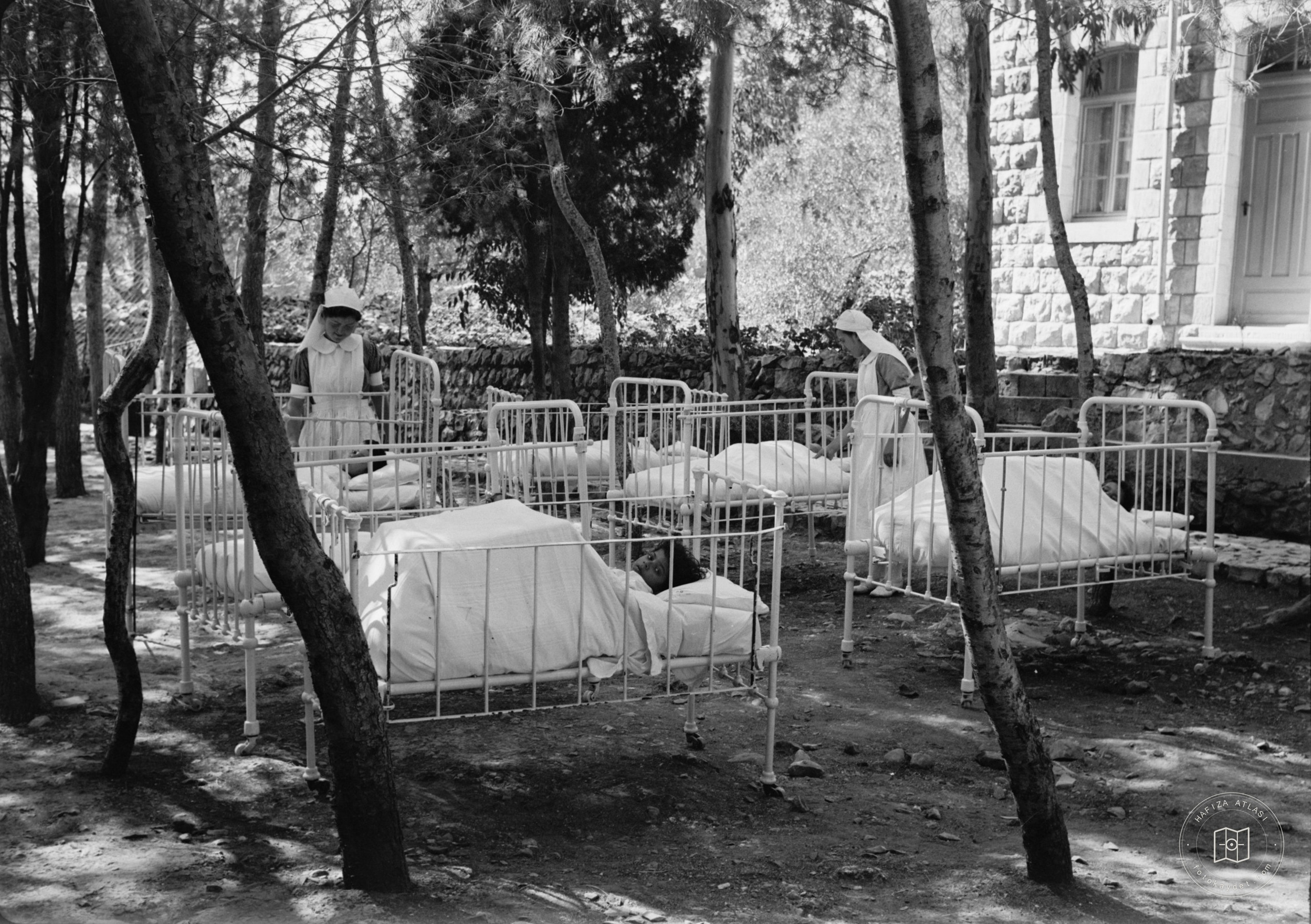 Safed — Hastane bahçesinde bebek yatakları