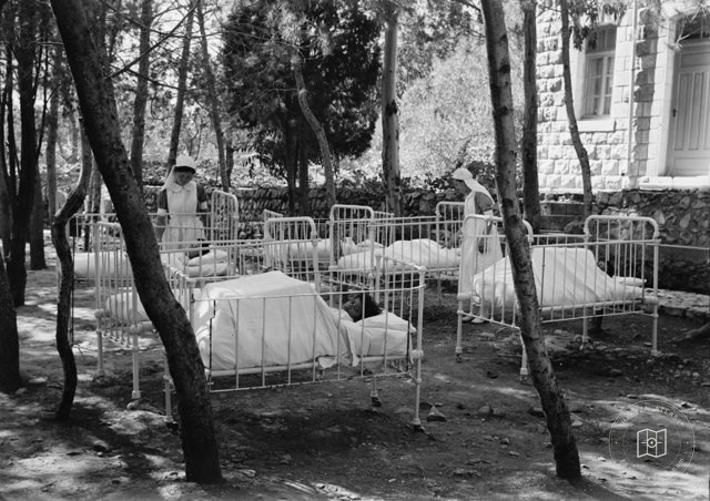 Safed — Hastane bahçesinde bebek yatakları